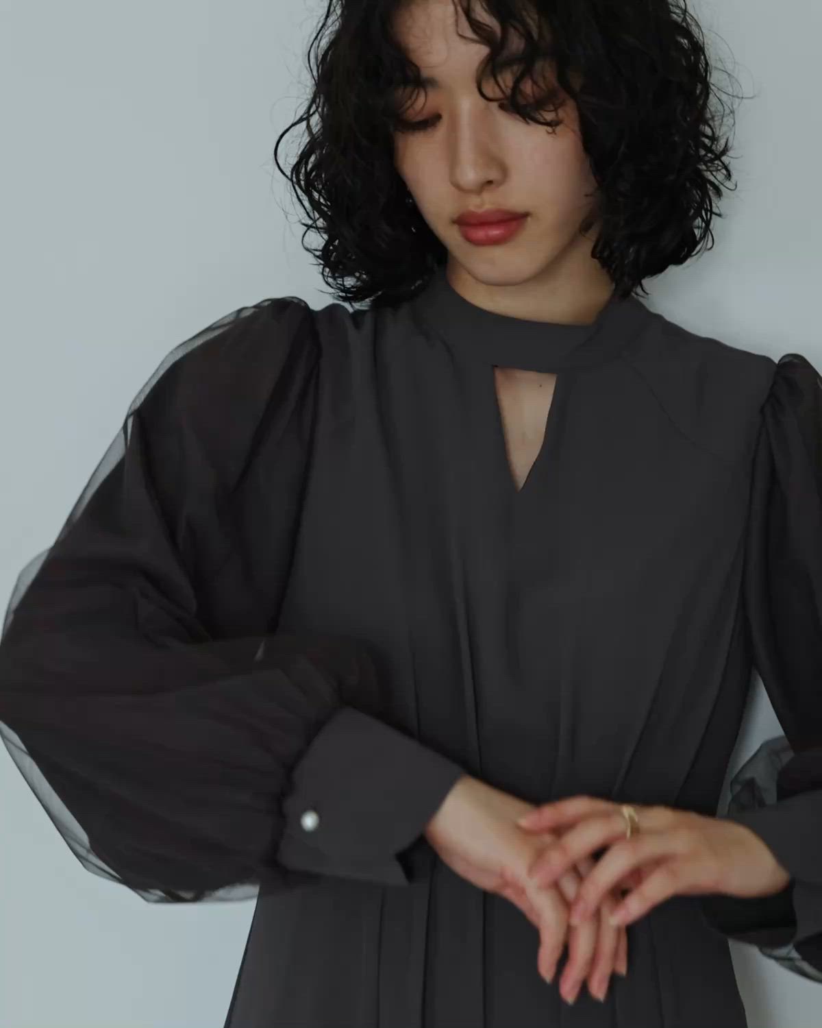 Vネックシアースリーブドレス キーホールネック シンプル 結婚式 成人