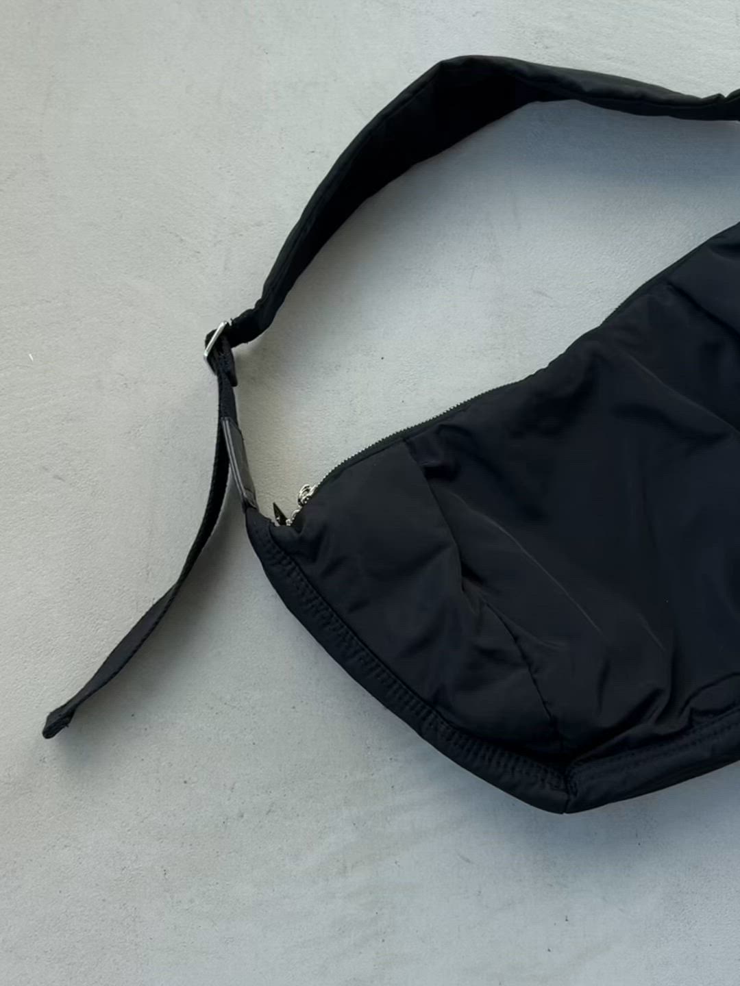 軽量素材】ラウンドショルダーバッグ / ボディバッグ（ショルダー