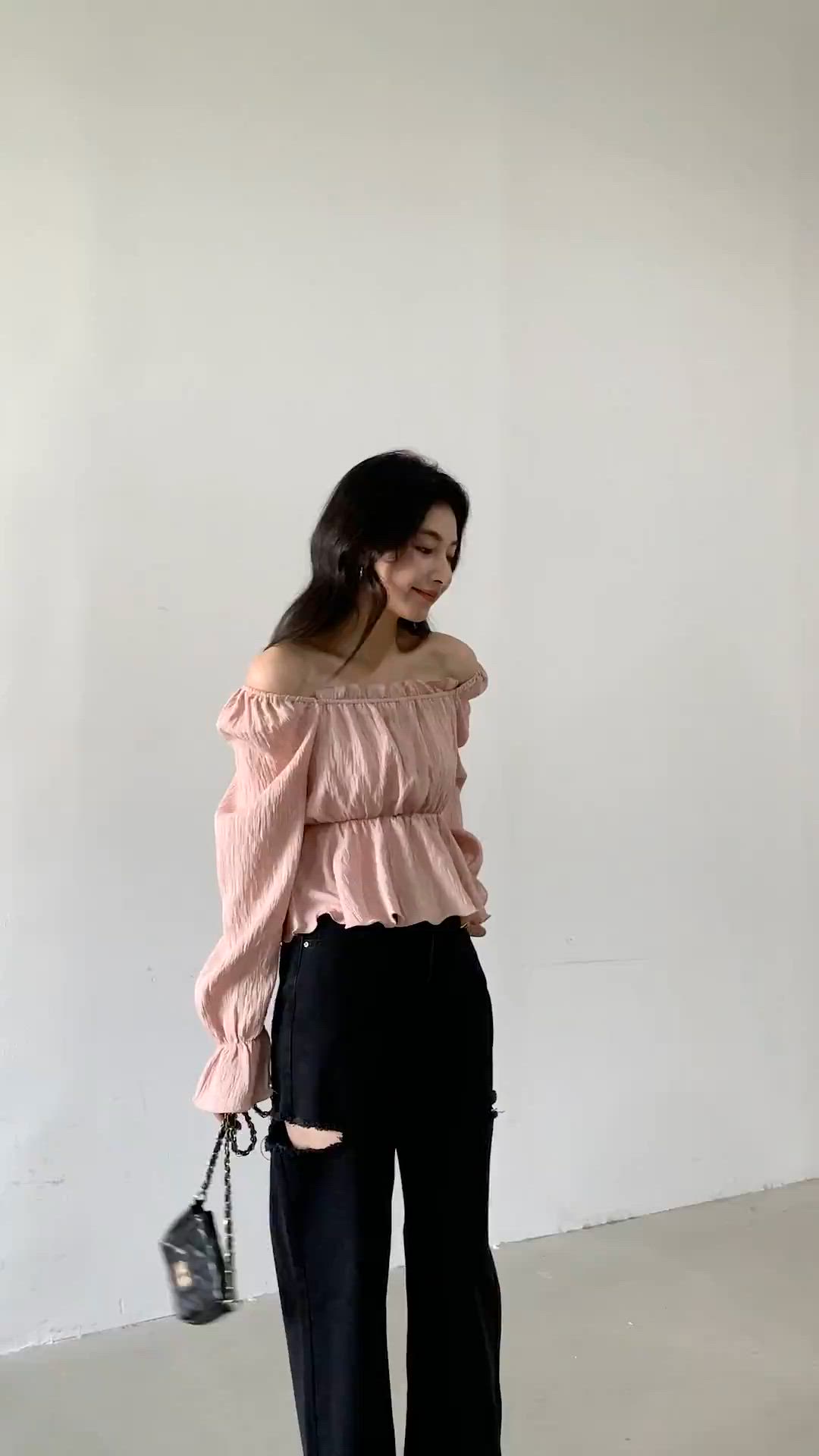 新品未使用★半額以下★cen.オフショルブラウスwhite セール】レディース 長袖2WAYシボ加工ペプラムオフショルブラウス