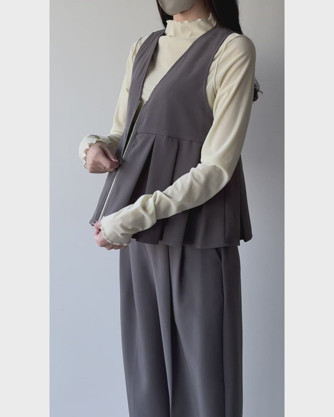 セール】フロントジッププリーツペプラムジレ＋タックワイドパンツ
