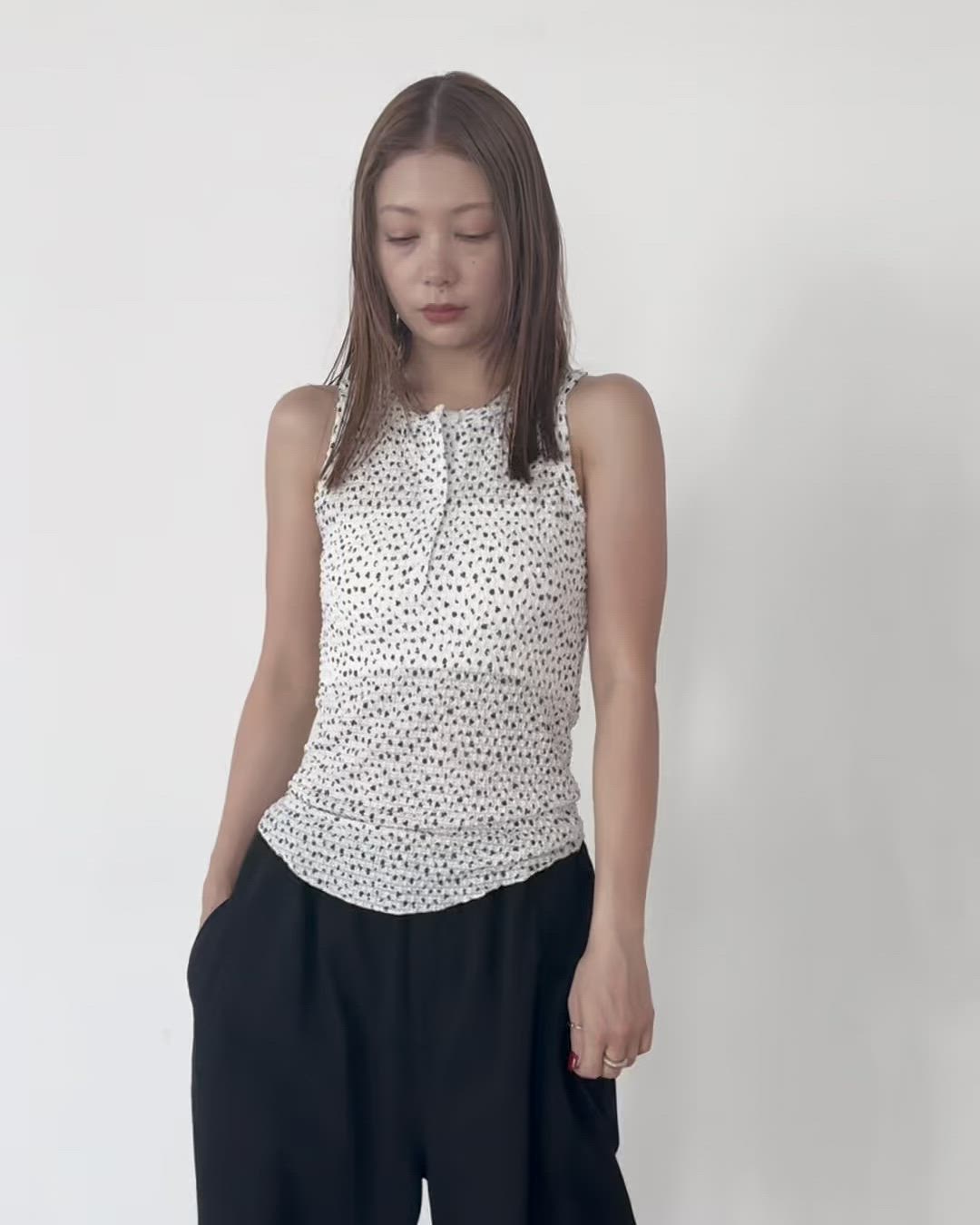 フラワーヘンリーネックタンクトップ（タンクトップ）｜HANNE（アン