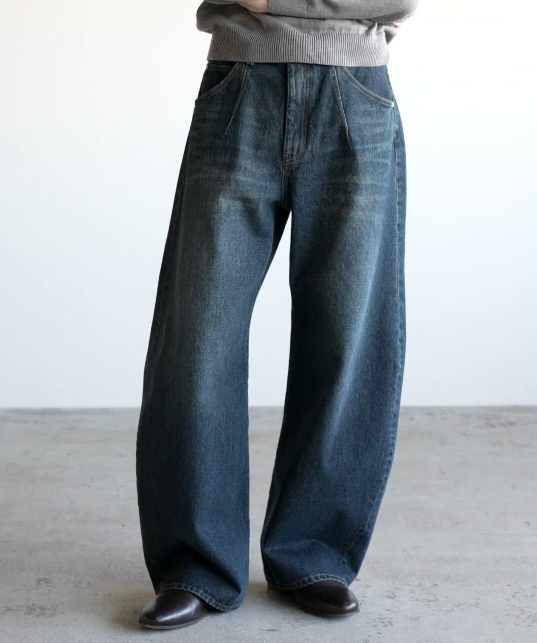 ARC CURVED DRAPE DENIM（デニムパンツ）｜WYM LIDNM（ウィム バイ