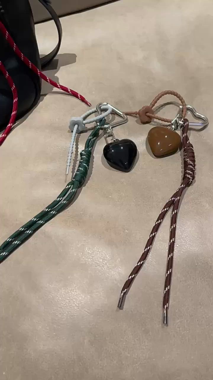 グロッシー ハート モチーフ ロープ コード付き マルチチャーム