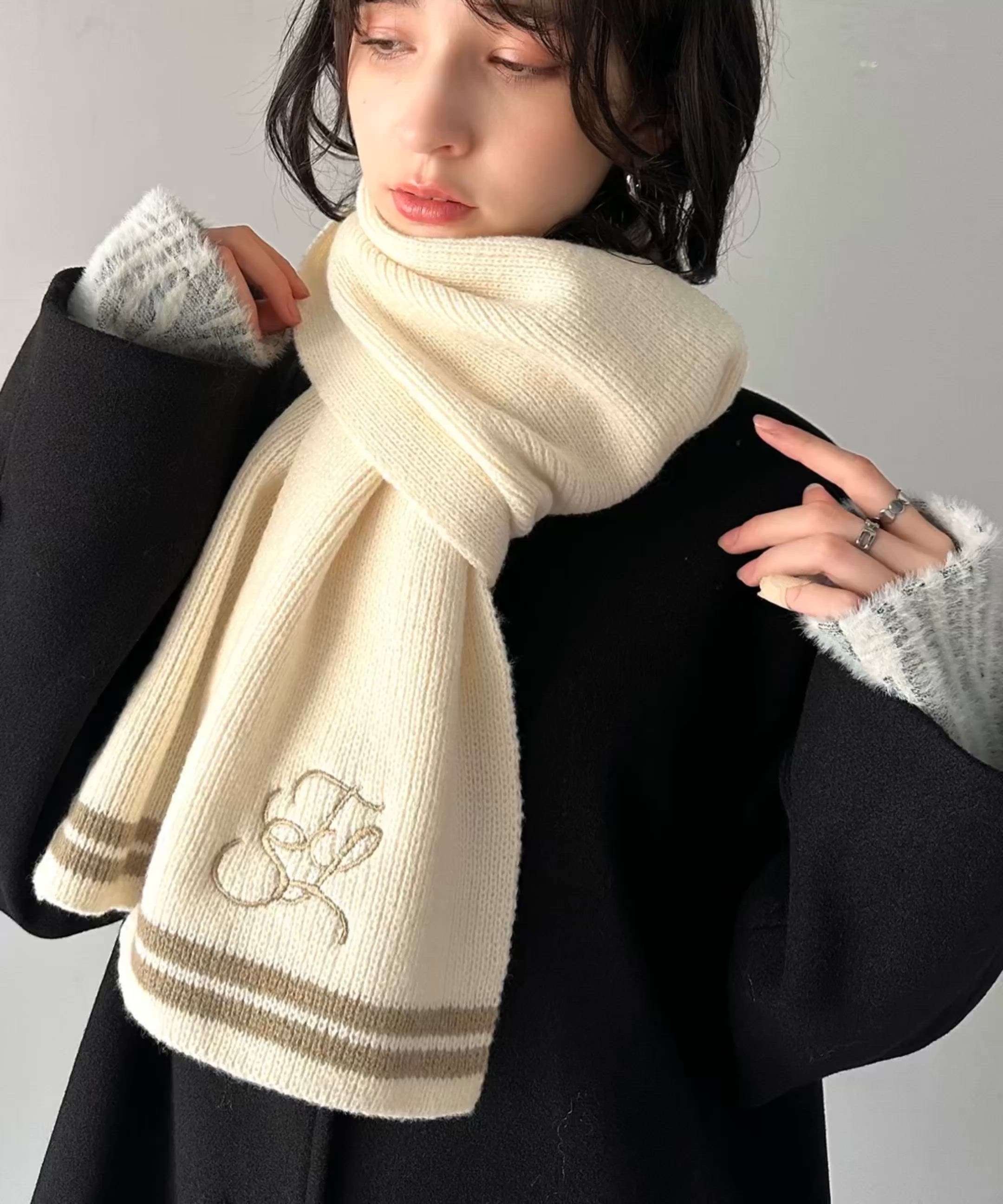 セール】柔らか暖か。上品なロゴ刺繍入りラインニットマフラー