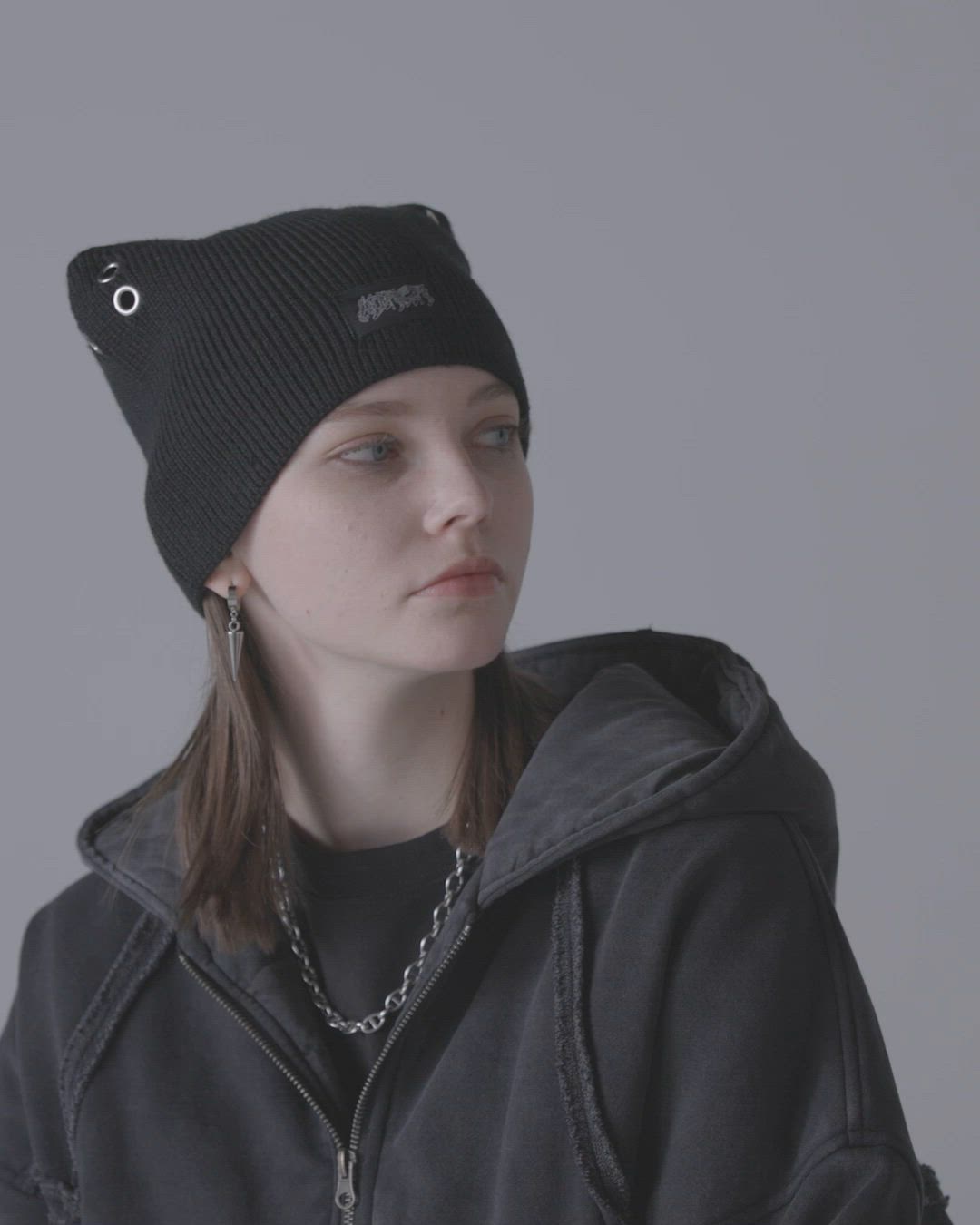 Cat ear metal eyelet knit beanie / キャットイヤー メタル