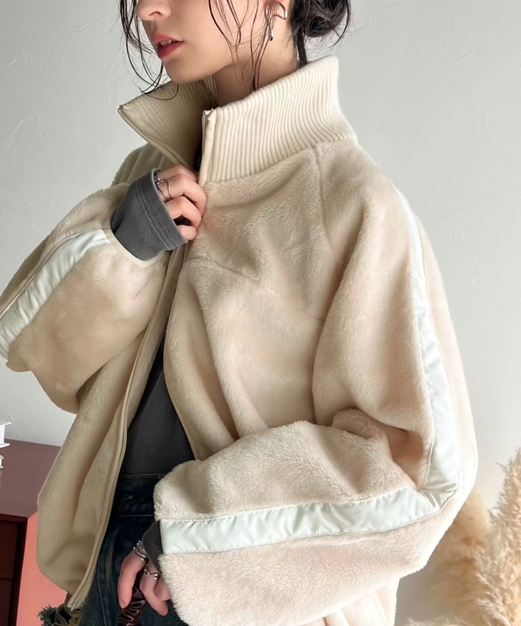 セール】ふわふわな着心地♪フェイクファー素材袖ライン使いリブ