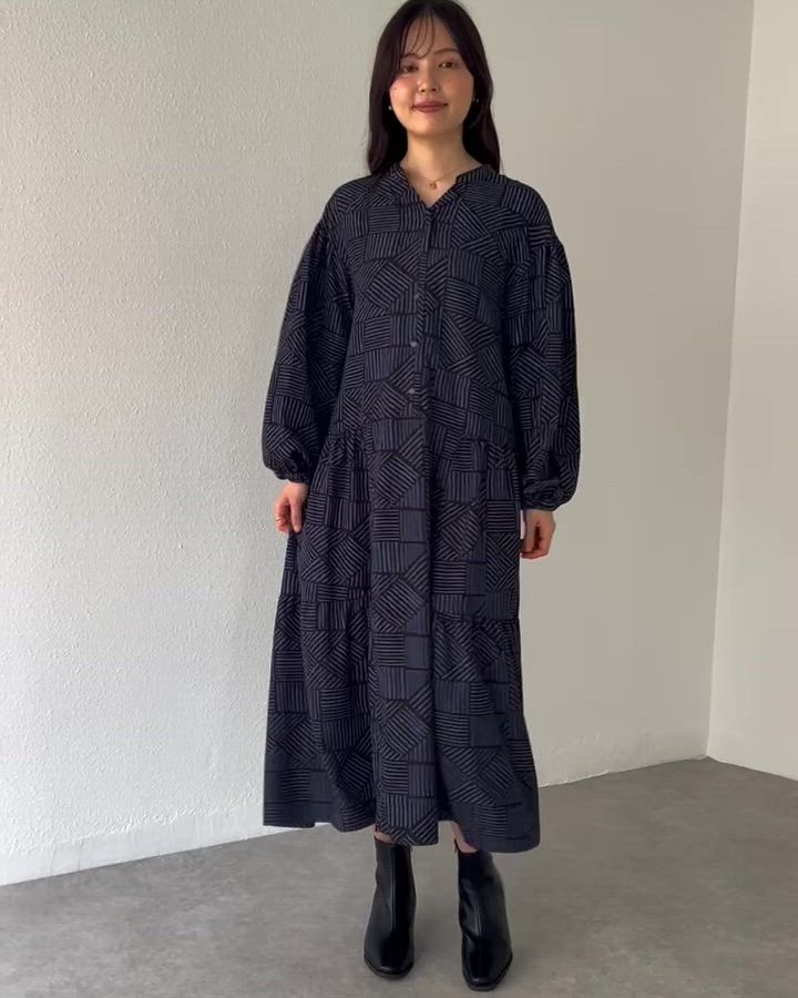 幾何柄ギャザーワンピース｜ロングワンピース/バンドカラー/体型カバー