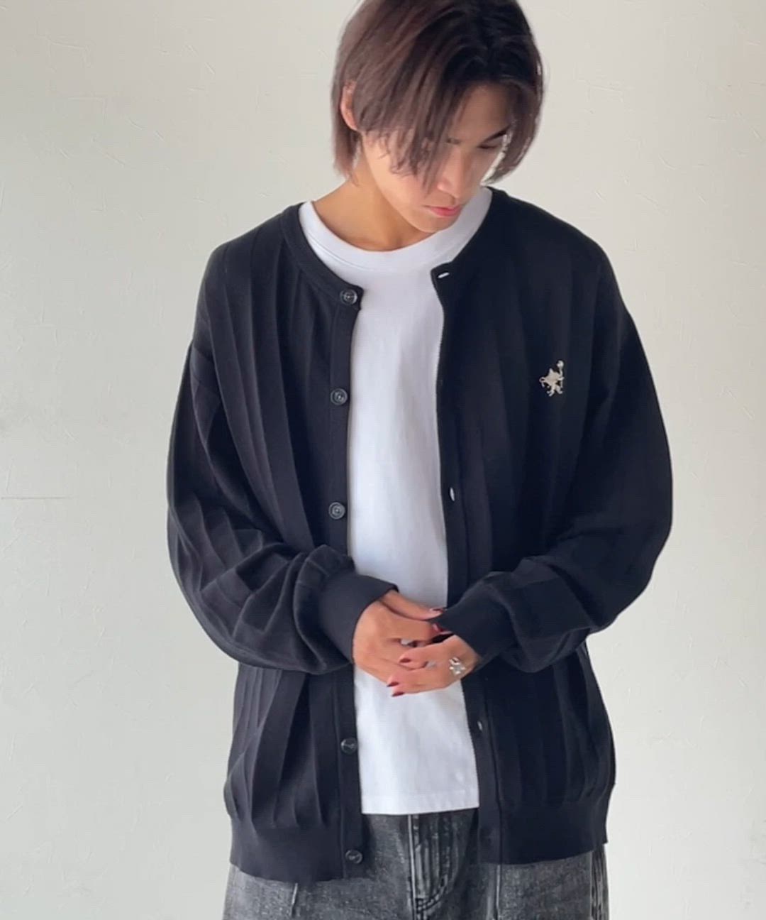 セール】知的に決まる、メンズの上品シンプル。胸刺繍タック編み