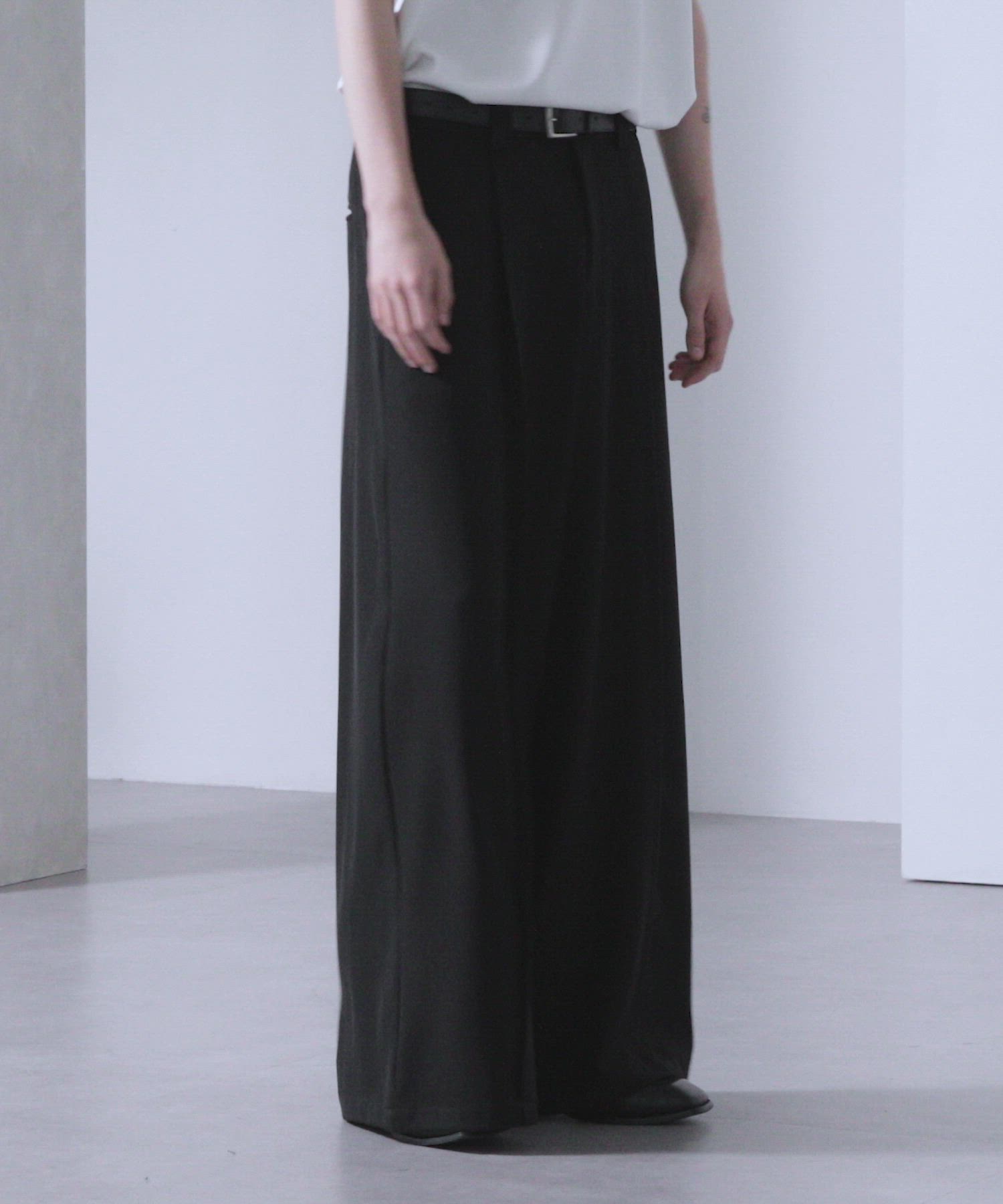 ドレープ スーパーワイドタックフレアパンツ（スラックス）｜Loose