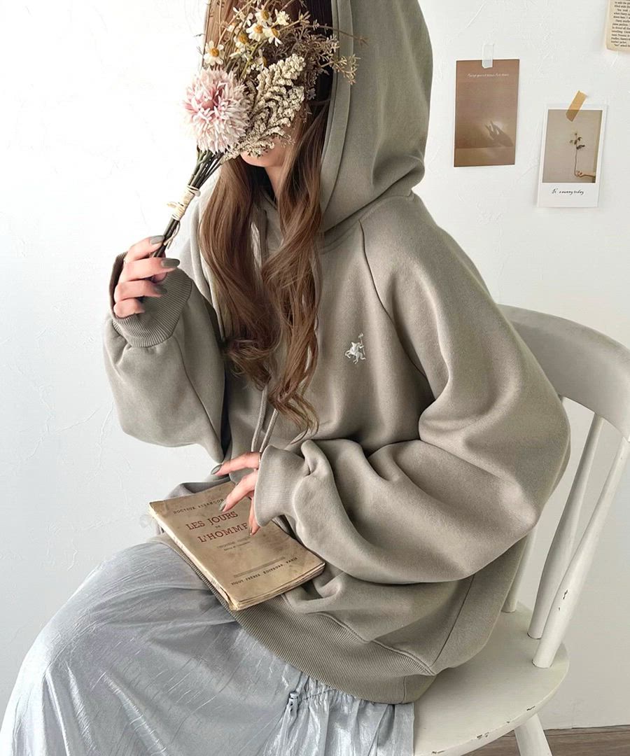 セール】シンプル大人カジュアル。ワンポイント胸刺繍裏起毛パーカー