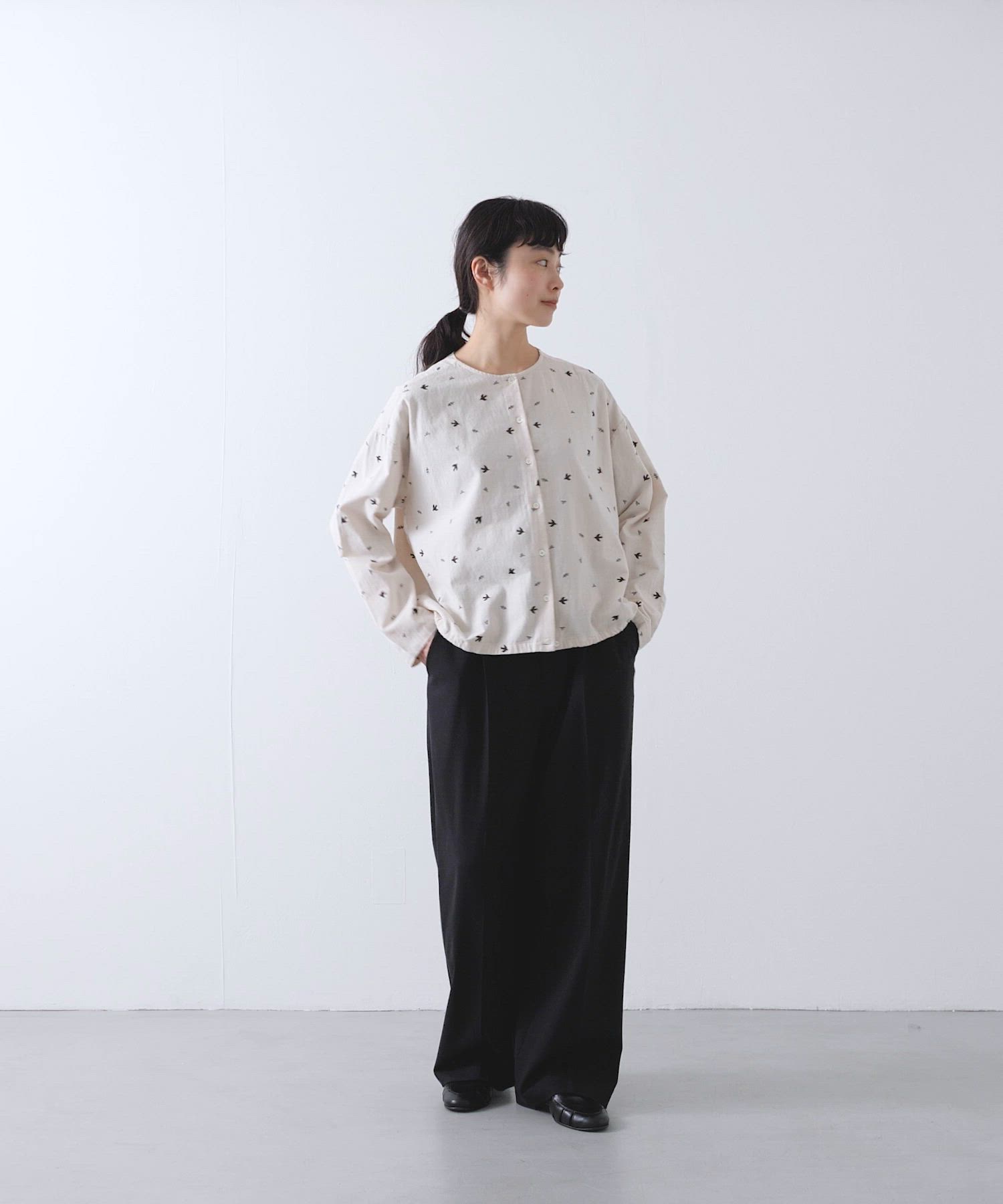 ツバメ刺繍ブラウス（シャツ/ブラウス）｜かぐれ（カグレ）の