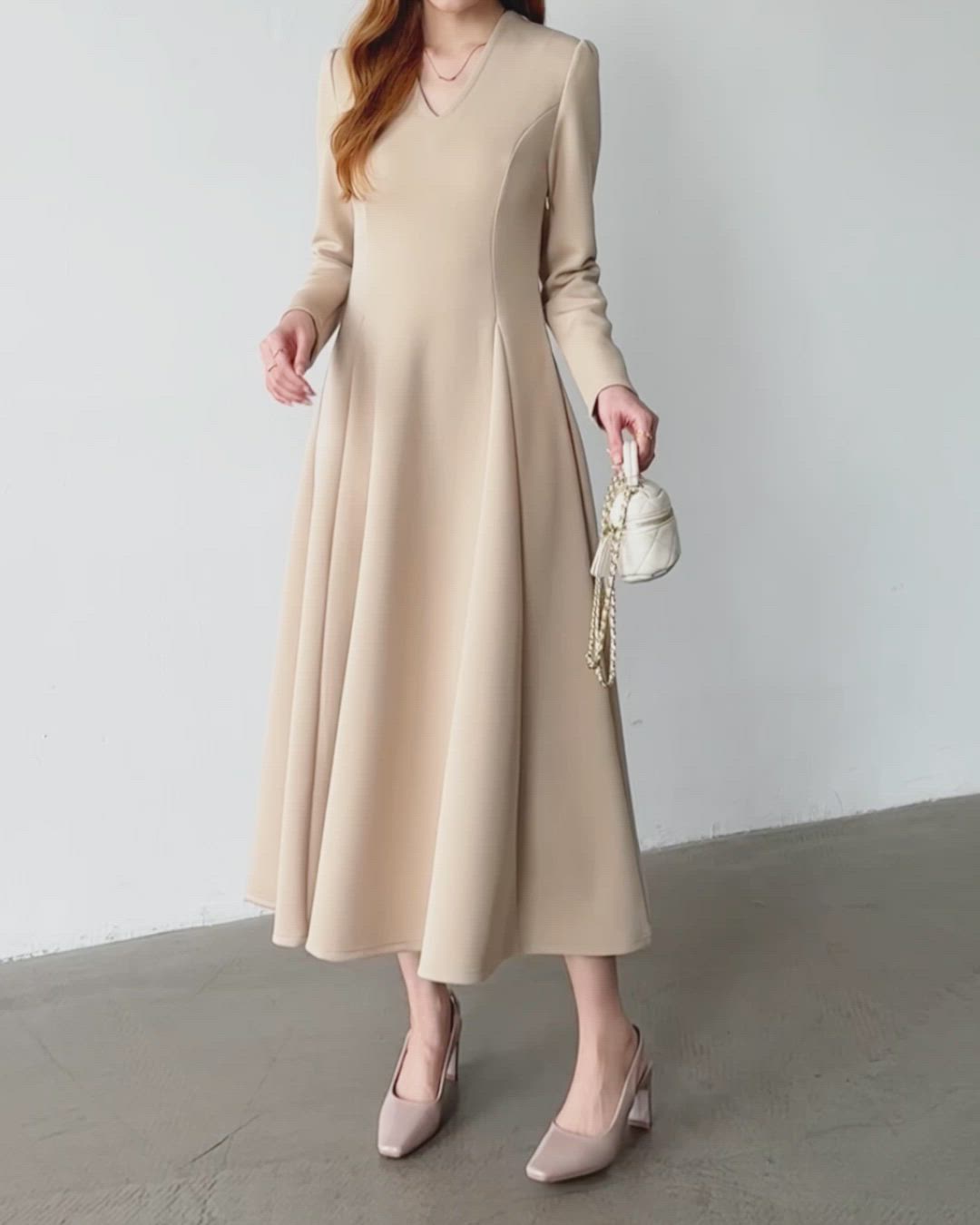 セール】動くたび美しい、上品シルエット。 Vネックフレアワンピース