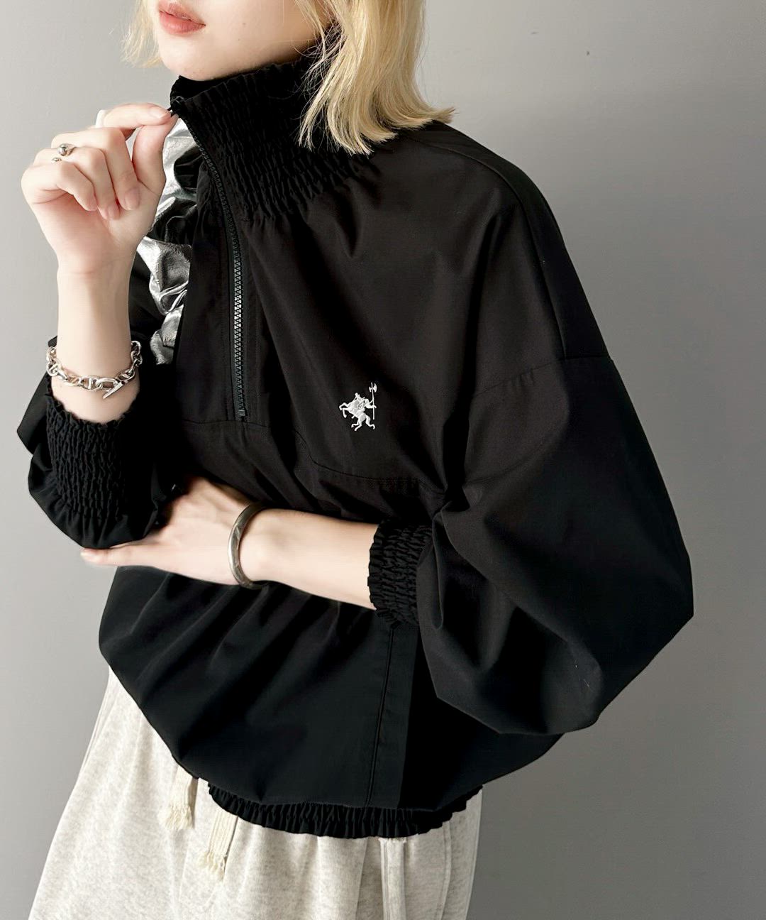 セール】大人の進化系トップス。胸刺繍シャーリングネックハーフジップ