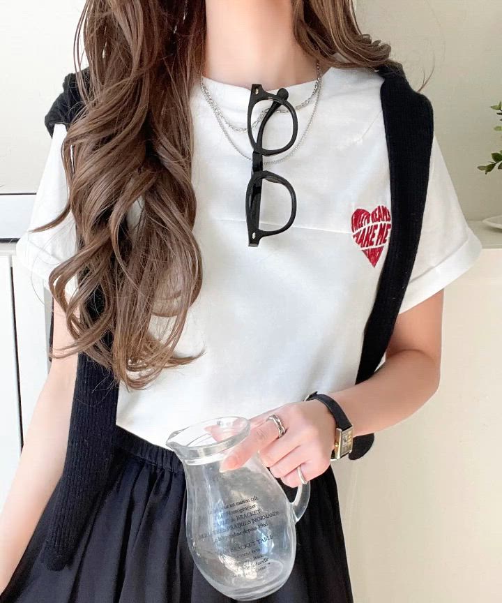 セール】大人のこなれたシンプルスタイル。タックデザインハート刺繍T