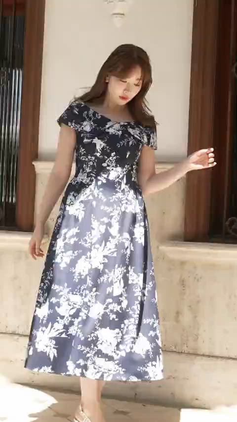 Secret Garden Midi Dress 新品・ハンガー・タグ付 Secret Garden Midi Dress 新品・ハンガー・タグ付 新品タグ付き