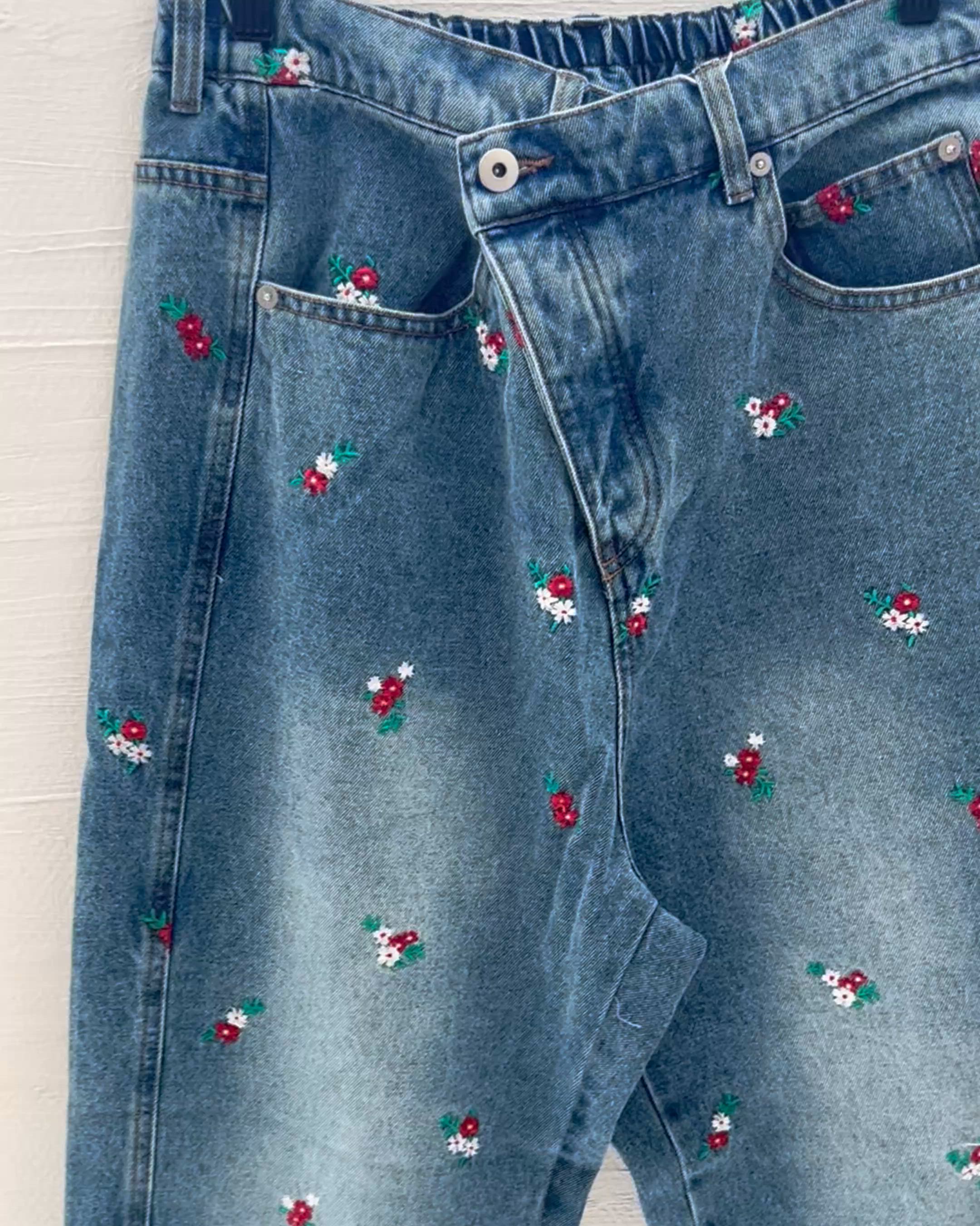 小花刺繍ストレートデニムパンツ【大きいサイズ対応】（デニムパンツ