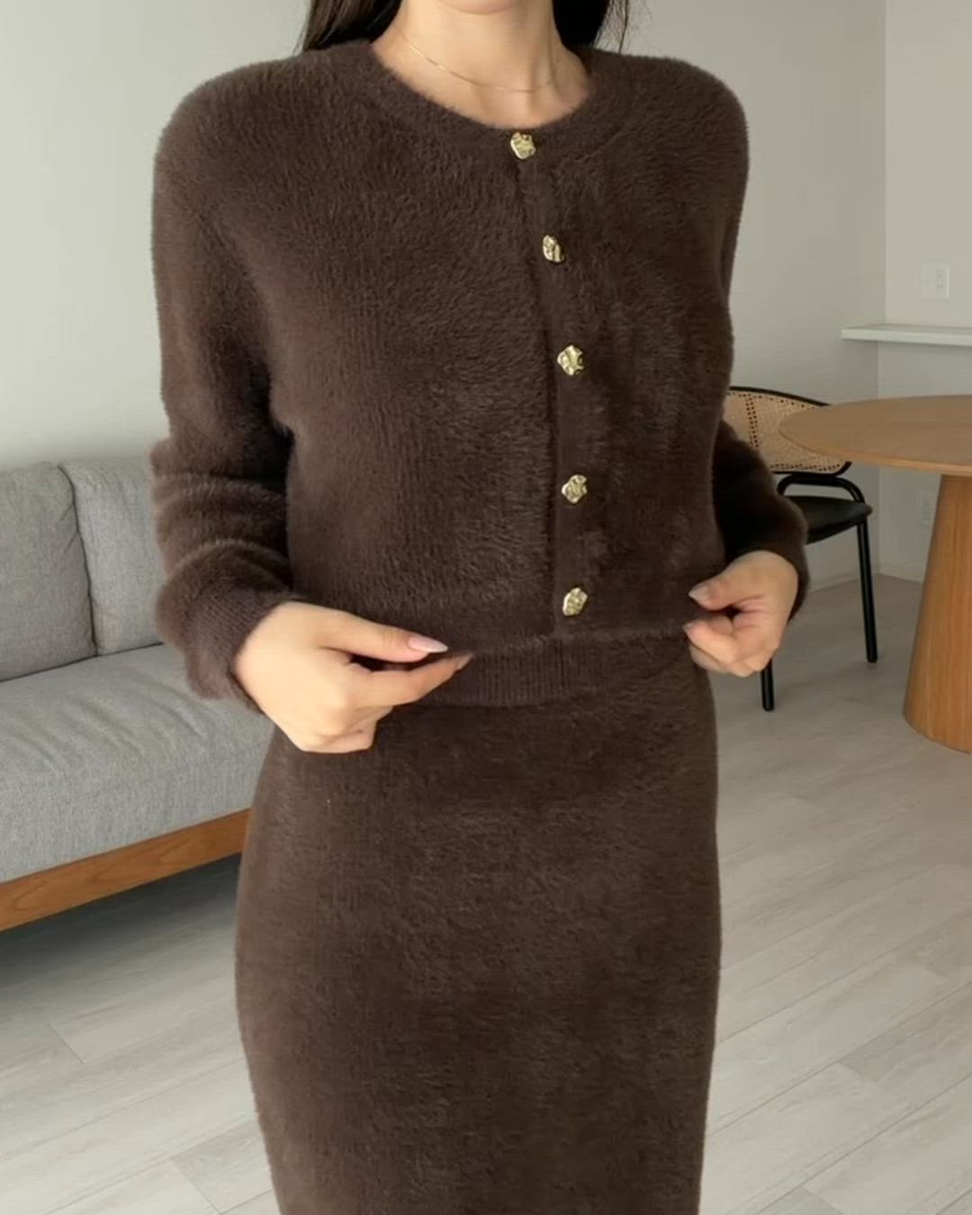 ルエレ（Louere）/Louere　ニュアンスボタンクルーネックニットカーディガン＋ミニスカートset(裏地なし） セール】ニュアンスボタンクルーネックニットカーディガン＋ミニ