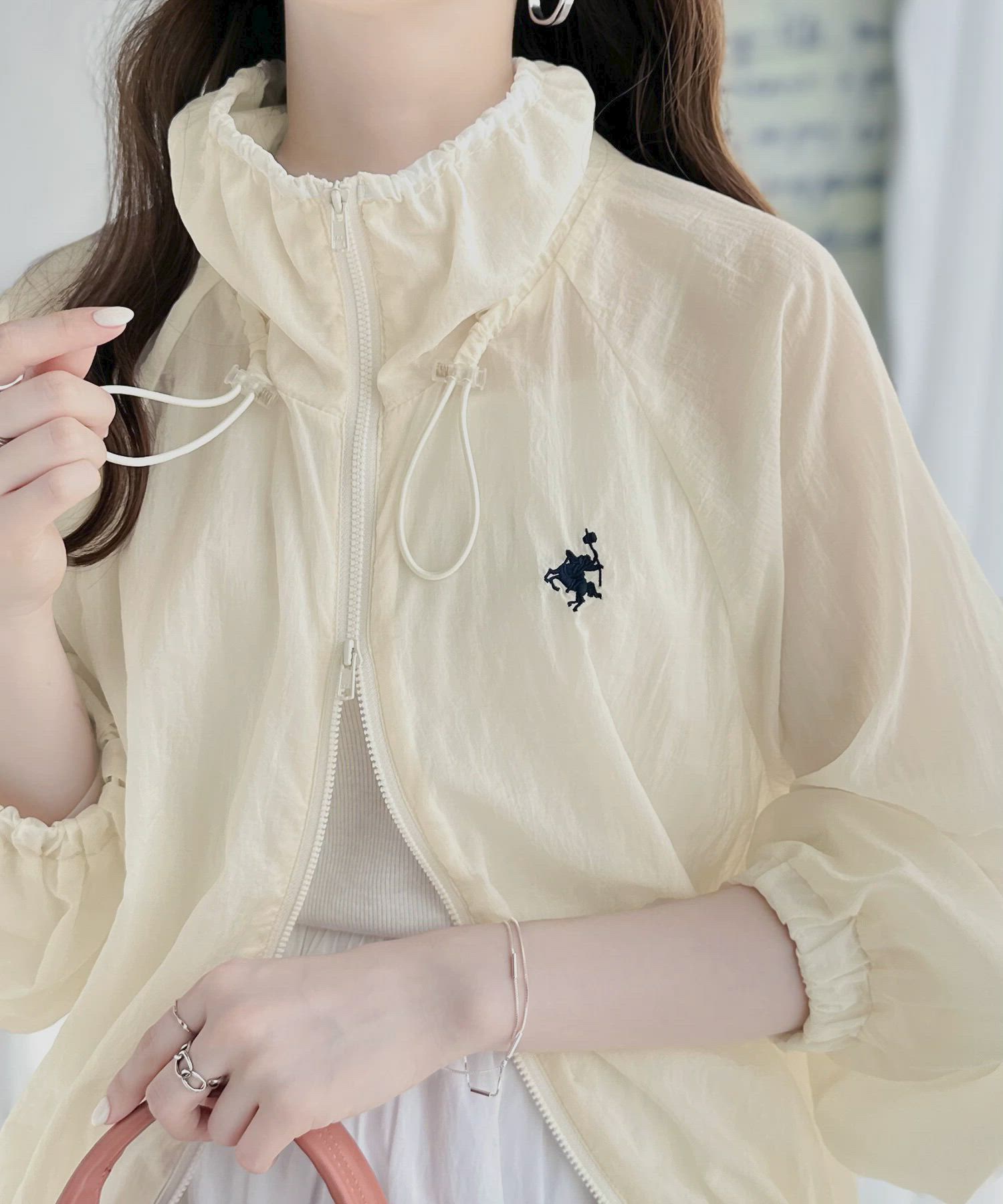 セール】軽い着心地がやみつき。胸刺繍スタンドネックショート丈