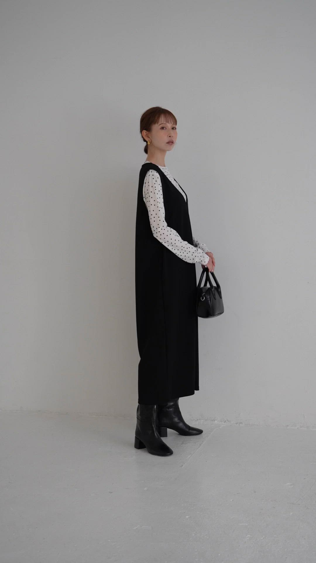 エンボス加工Vネックワンピース（ジャンパースカート）｜coca（coca