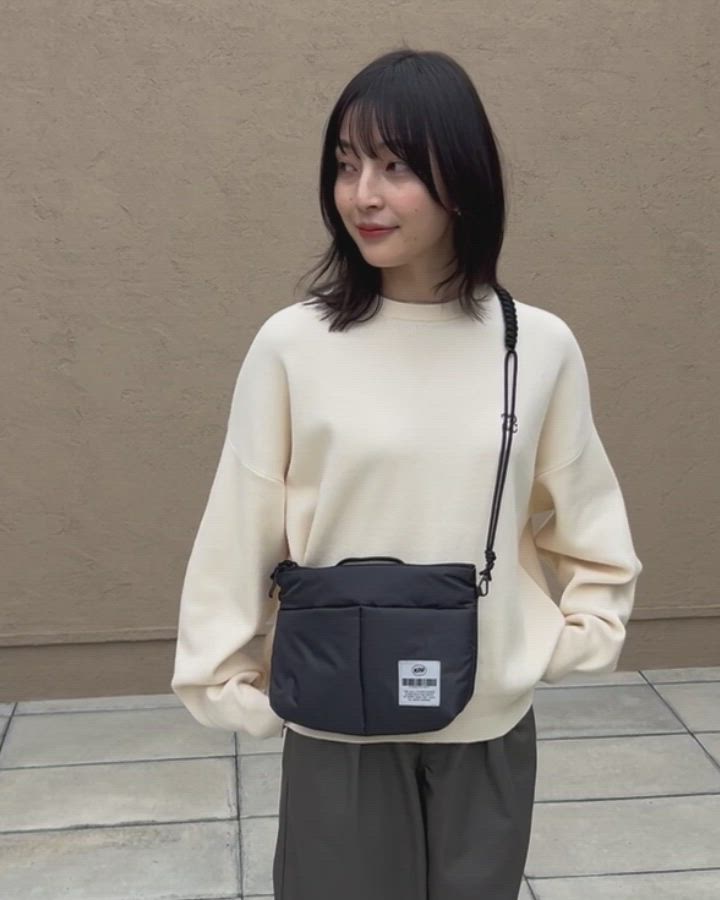 KiU/キウ 別注 撥水 マルチポケット ソフトパフィーサコッシュ【THE