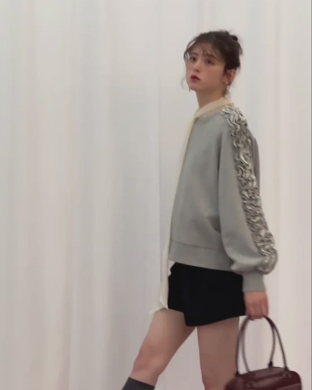 フリル付きオーバーサイズ黒スウェット olu. Olu.（オルドット） トレーナー スウェット フリルレイヤード