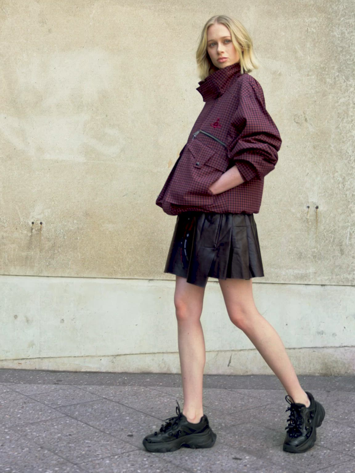 Gaskell ギャスケルフラワーエンベリシュッドチャンキースニーカー CHARLES & KEITH JAPAN | リボンとフラワーの装飾をあしらい